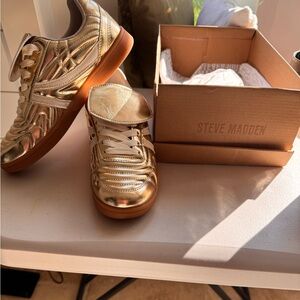Steve Madden Womens Madrid Gold sneakers